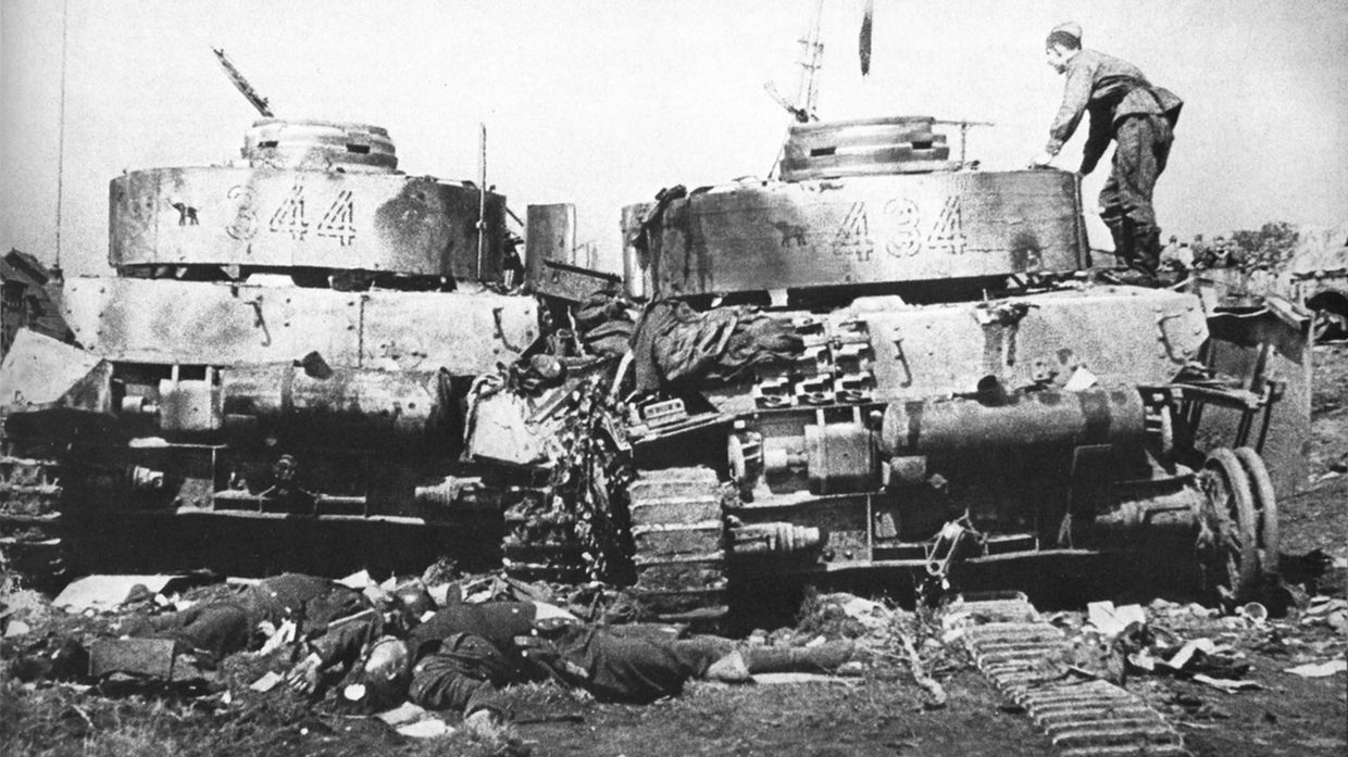 Советский солдат осматривает подбитые танки Pz-4 20-й танковой дивизии в окрестностях Бобруйска