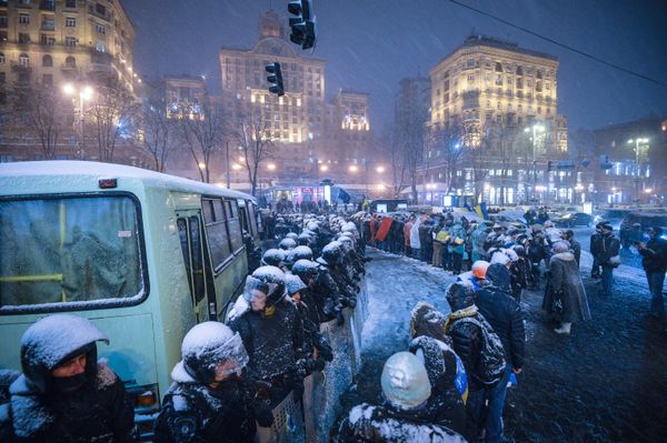 Сотрудники правоохранительных органов стоят в оцеплении на улице Крещатик