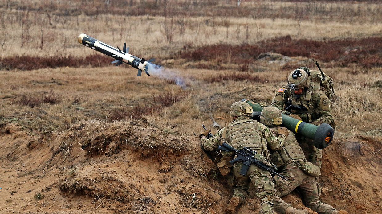 Американские военные стреляют из противотанковой ракетницы «Джавелин»