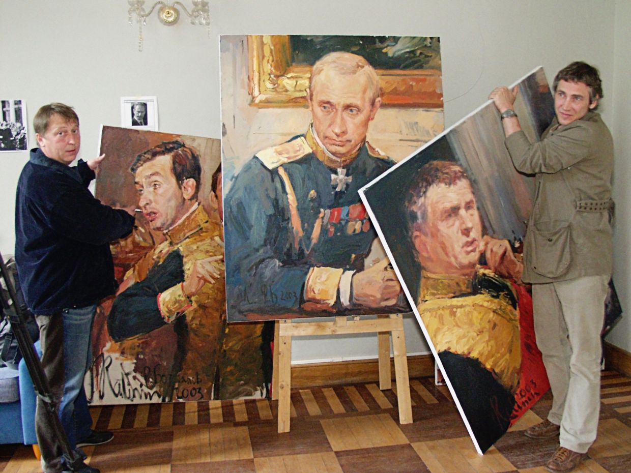 Художники С.Калинин и Ф.Багладов с портретами государственных деятелей к картине Первые лица. Заседание Федерального Собрания