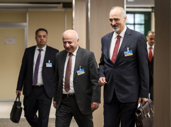 Постпред САР при ООН Башар Джаафари прибывает на встречу по переговорам по Сирии в ООН в Женеве, Швейцария. 14 декабря 2017 Постпред САР при ООН Башар Джаафари прибывает на встречу по переговорам по Сирии в ООН в Женеве, Швейцария. 14 декабря 2017