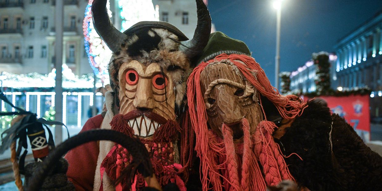Участники праздничных гуляний в Москве