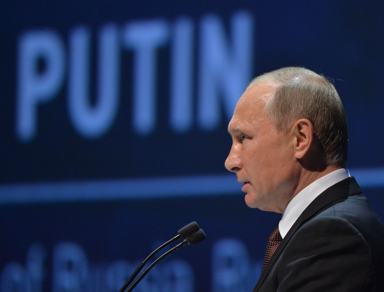 Президент РФ Владимир Путин выступает на 23-м Мировом энергетическом конгрессе в Стамбуле. 10 октября 2016