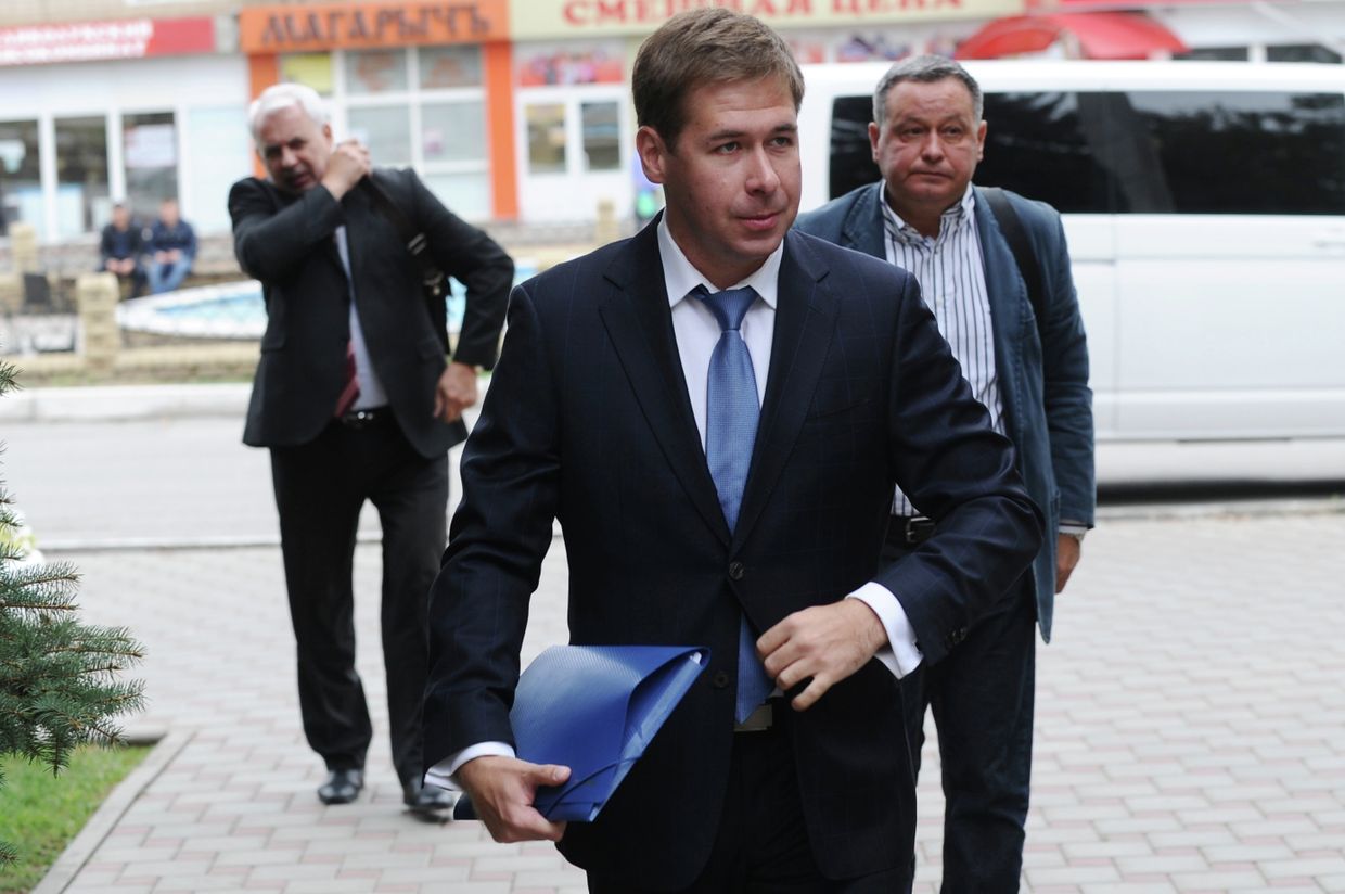 Адвокат Надежды Савченко - Илья Новиков (в центре), генеральный консул Украины в Ростове-на-Дону Виталий Москаленко (справа) перед зданием Донецкого суда в Ростовской области