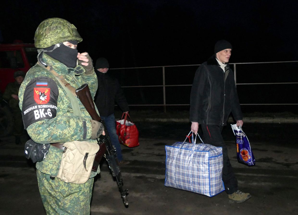 Сотрудник военной комендатуры ДНР во время обмена пленными между ЛНР и ДНР и Киевом между поселками Майорск и Горловка. 27 декабря 2017