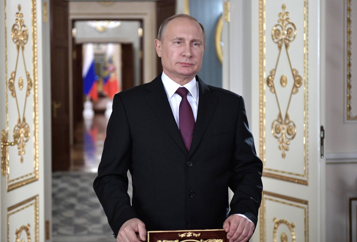 Президент РФ Владимир Путин поздравляет сотрудников и ветеранов МЧС с Днём спасателя. 27 декабря 2017