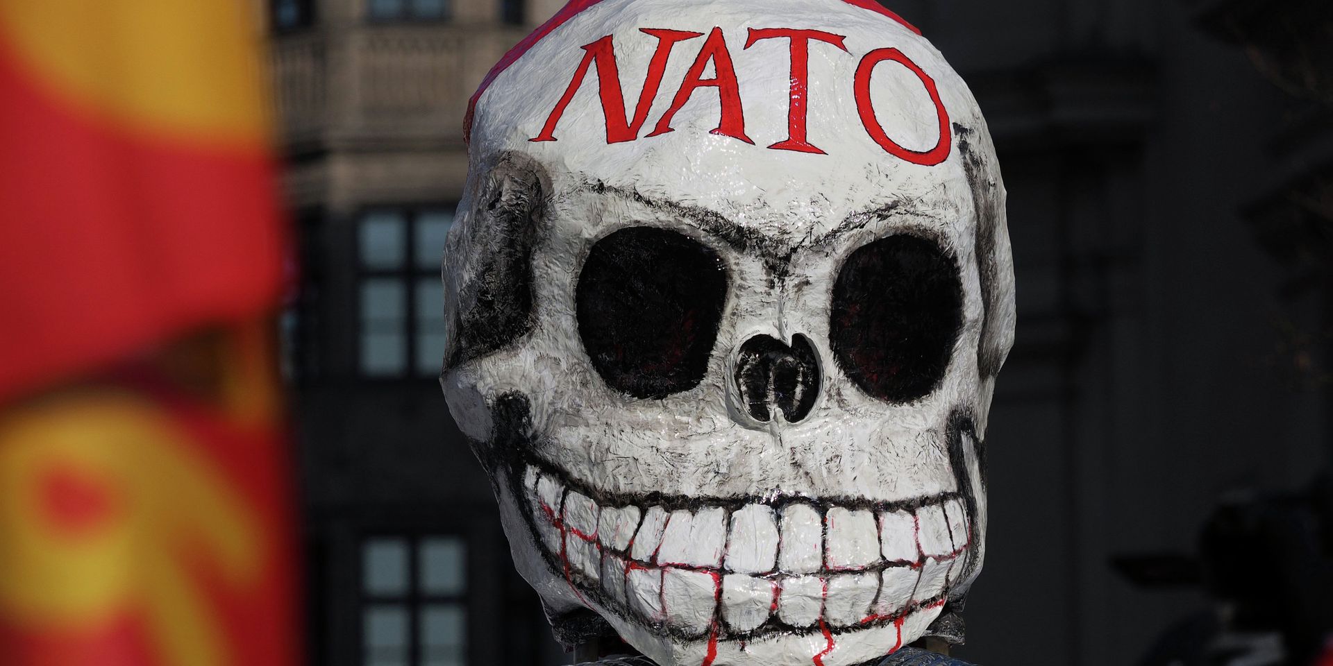 Маска на демонстрации против политики НАТО на площади у городской ратуши в Мюнхене - ИноСМИ, 1920, 08.10.2021