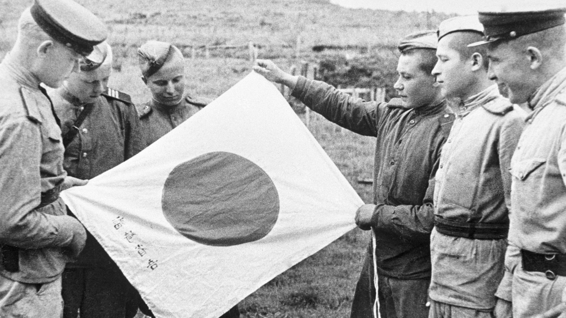Советские воины рассматривают брошенный при отступлении японский флаг - ИноСМИ, 1920, 26.06.2023
