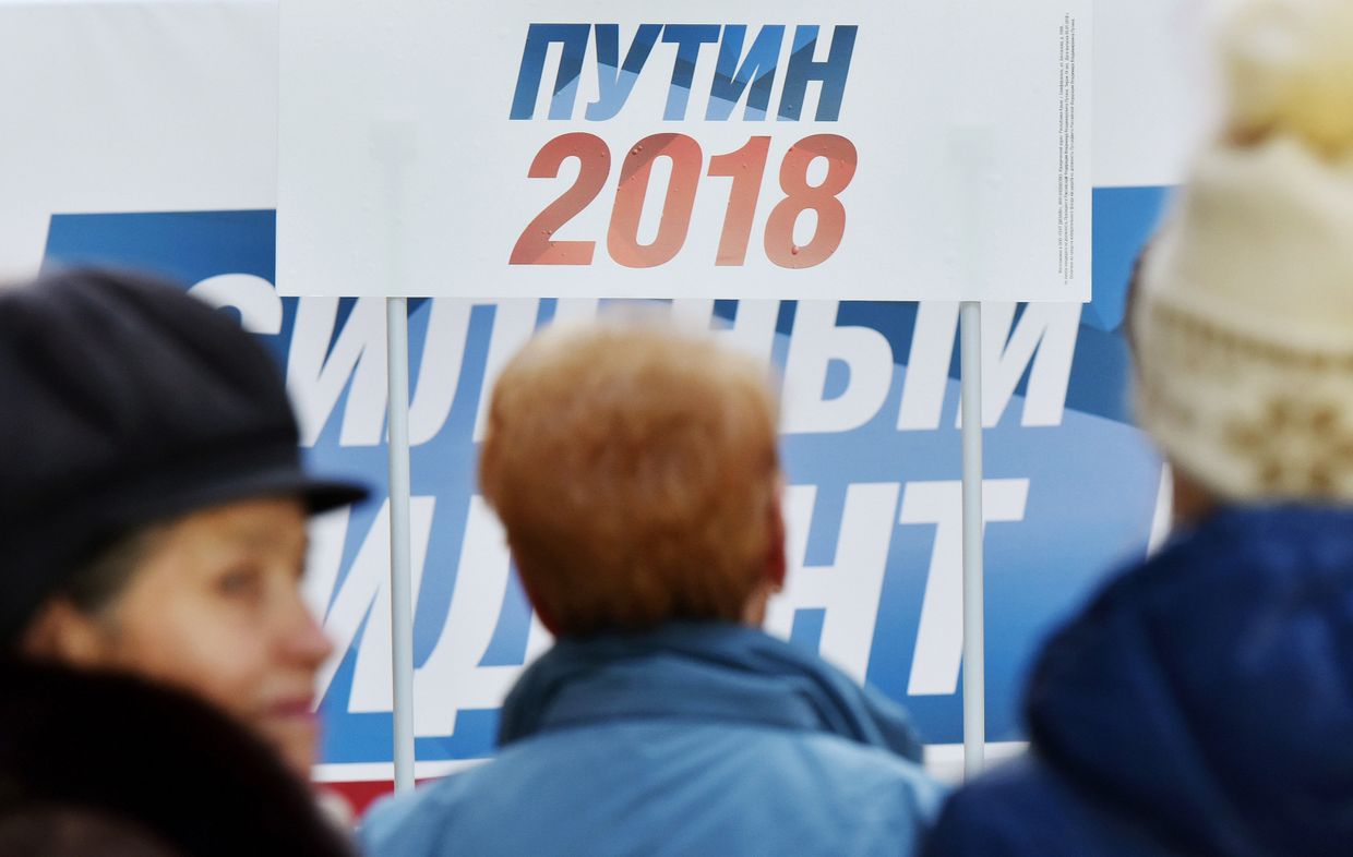 Сбор подписей в Симферополе в поддержку выдвижения В. Путина на президентских выборах