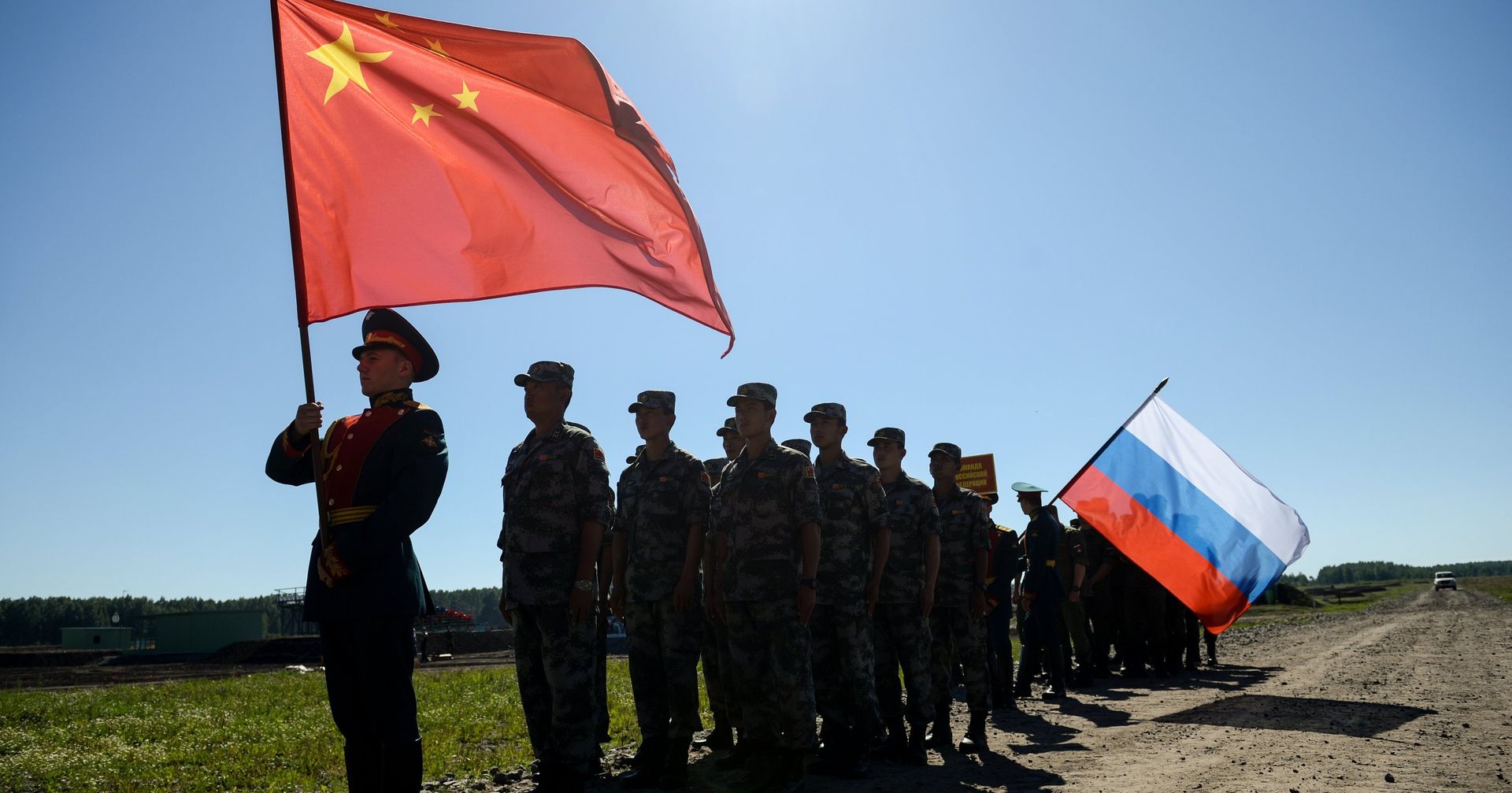 Участники российской и китайской команд на церемонии закрытия международного конкурса Отличники войсковой разведки - ИноСМИ, 1920, 06.10.2021