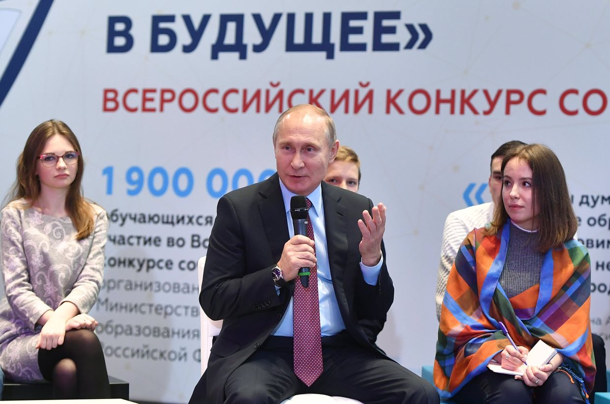 Президент РФ Владимир Путин на встрече с школьниками - авторами лучших сочинений на тему Россия, устремленная в будущее. 11 января 2018