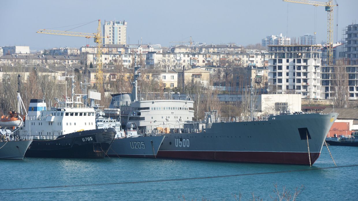 Спасательное буксирное судно Кременец, корвет Луцк и корабль управления Донбасс ВМС Украины в Стрелецкой бухте Севастополя. 2014 год