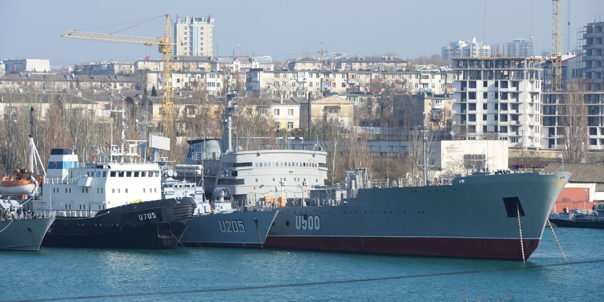 Спасательное буксирное судно Кременец, корвет Луцк и корабль управления Донбасс ВМС Украины в Стрелецкой бухте Севастополя. 2014 год