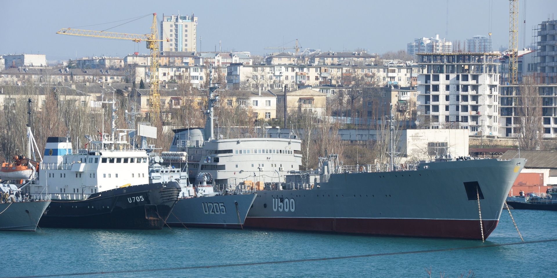 Спасательное буксирное судно Кременец, корвет Луцк и корабль управления Донбасс ВМС Украины в Стрелецкой бухте Севастополя. 2014 год - ИноСМИ, 1920, 09.08.2021
