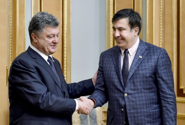 Президент Украины Петр Порошенко и председатель Одесской областной государственной администрации Михаил Саакашвили 