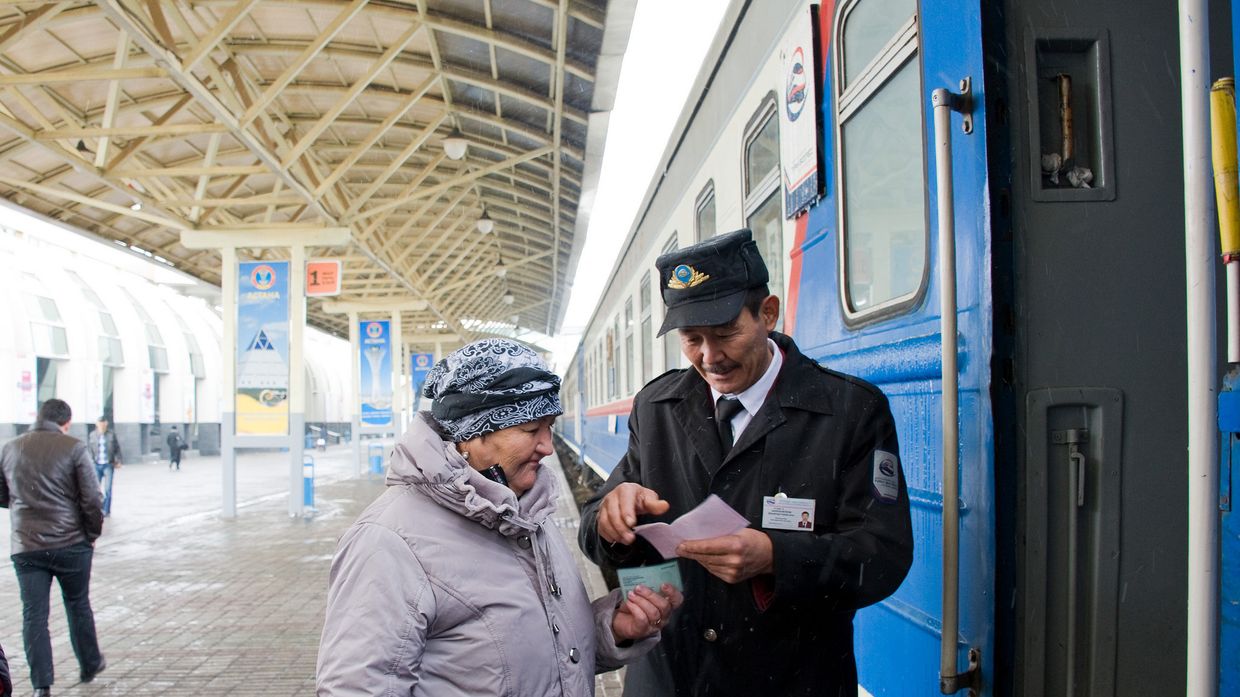 Пассажиры на железнодорожном вокзале в Астане