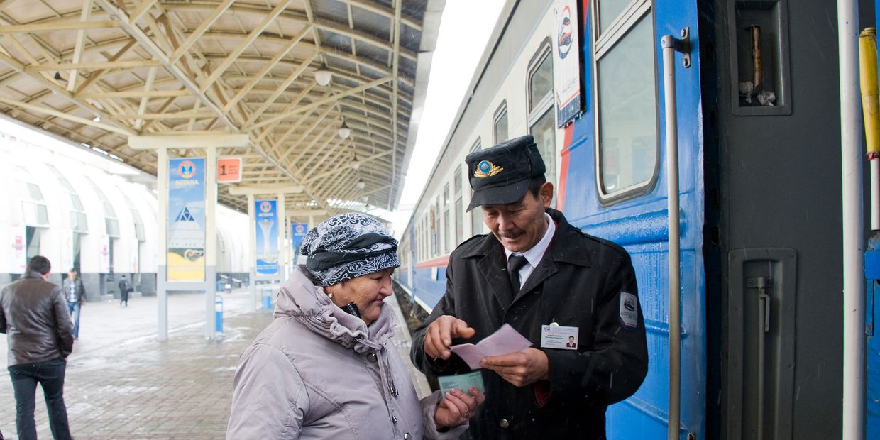 Пассажиры на железнодорожном вокзале в Астане