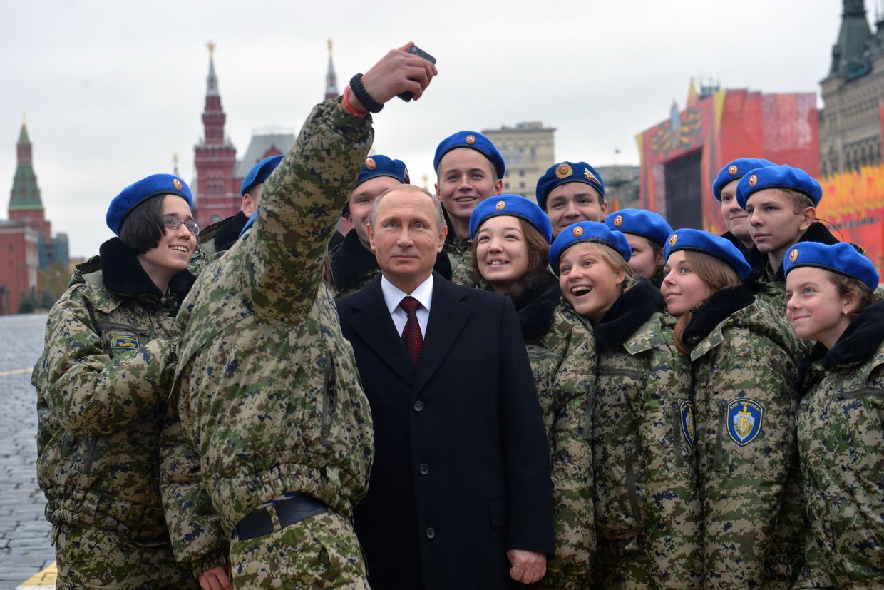Президент России Владимир Путин фотографируется с участниками военно-патриотического центра Вымпел Президент России Владимир Путин фотографируется с участниками военно-патриотического центра Вымпел