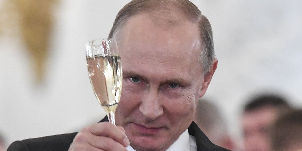 Президент РФ Владимир Путин во время встречи с военнослужащими Вооруженных сил РФ Президент РФ Владимир Путин во время встречи с военнослужащими Вооруженных сил РФ