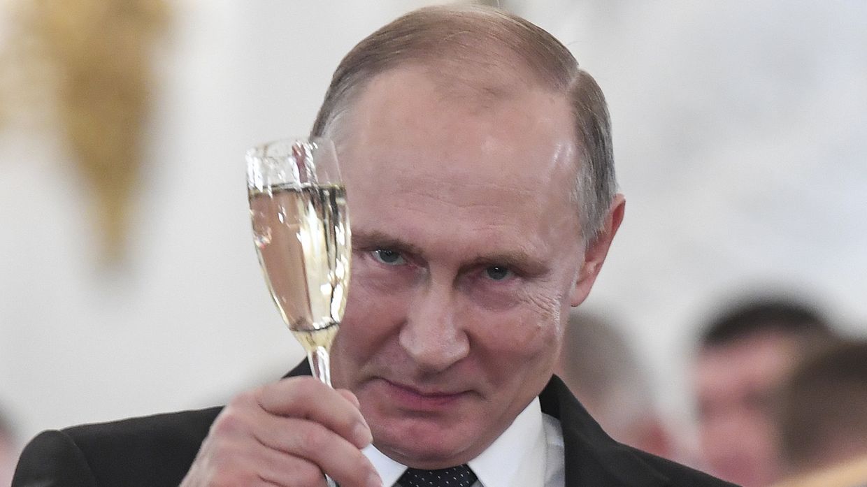 Президент РФ Владимир Путин во время встречи с военнослужащими Вооруженных сил РФ