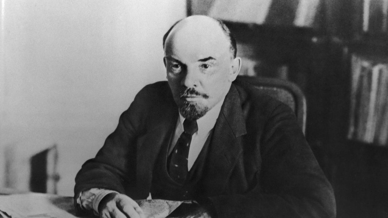 Владимир Ильич Ленин в своем кабинете в Кремле. 16 октября 1918
