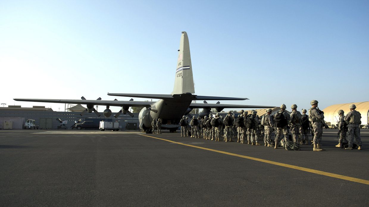 Американские солдаты и самолет C-130 «Геркулес»