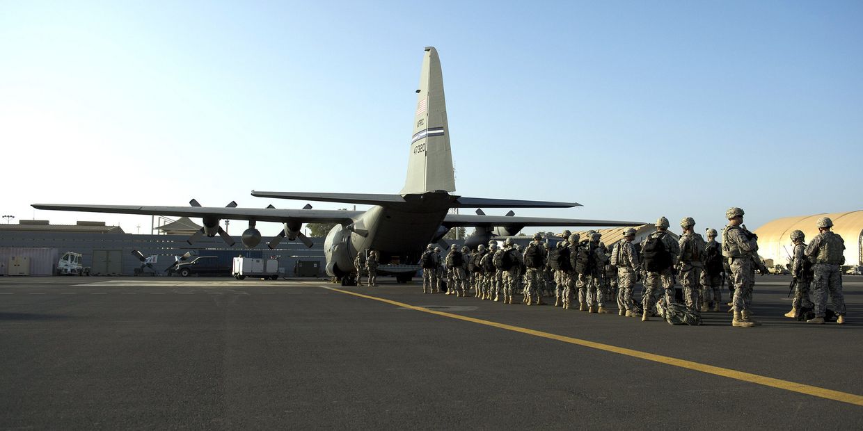 Американские солдаты и самолет C-130 «Геркулес» Американские солдаты и самолет C-130 «Геркулес»