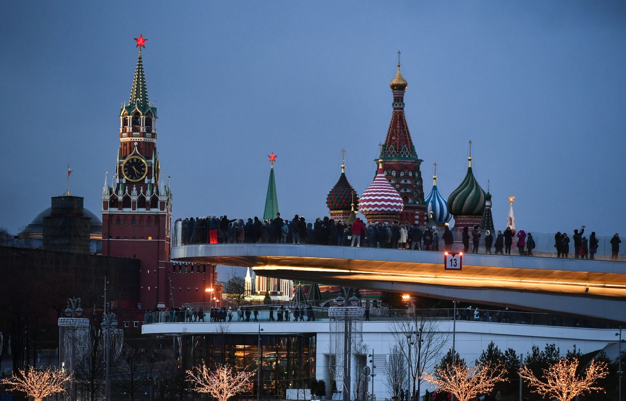 Посетители на территории природно-ландшафтного парка Зарядье в Москве