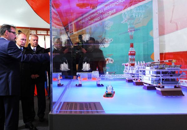 Владимир Путин на церемонии ввода в эксплуатацию нефтяного месторождения в Астрахани. 31 октября 2016