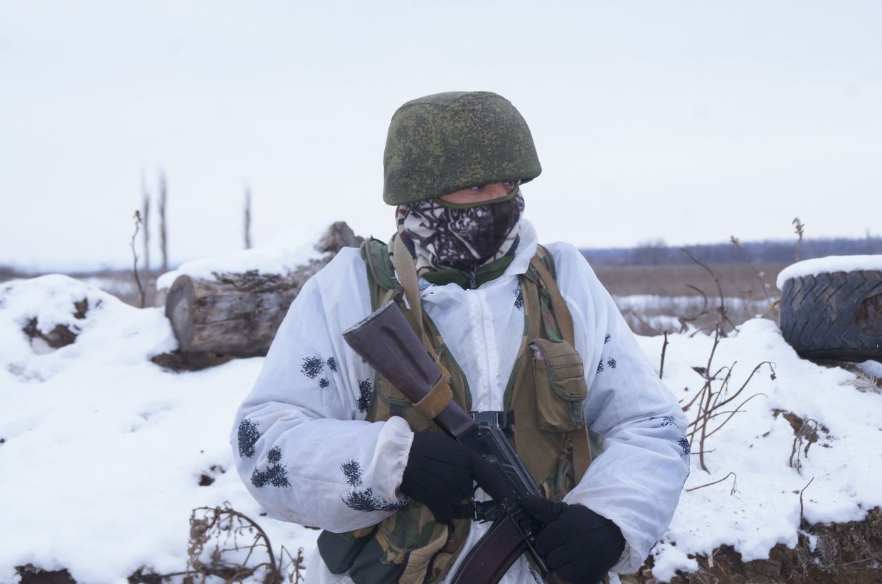 Военнослужащий Народной милиции ЛНР на передовой позиции в Донбассе