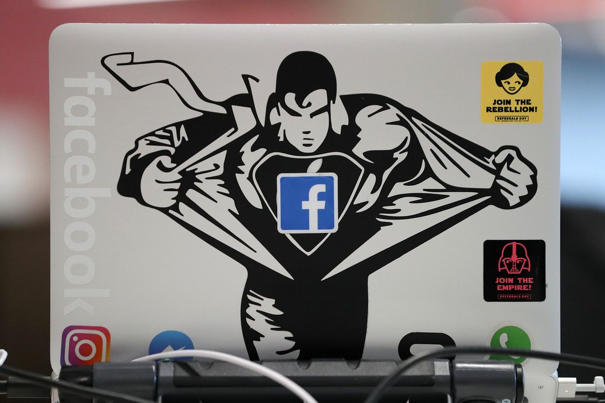 Наклейка Facebook на ноутбуке в новой штаб-квартире Facebook в Лондоне