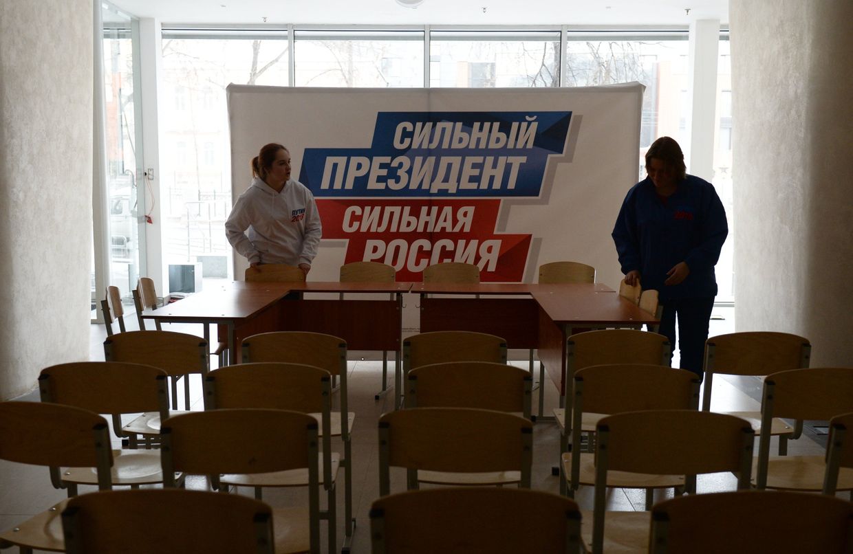 Президент РФ В. Путин посетил центр-музей В. Высоцкого Дом Высоцкого на Таганке