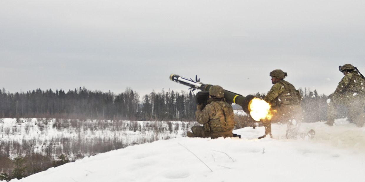 Американские военные производят выстрел из противотанкового ракетного комплекса (ПТРК) Javelin во время учений в Эстонии
