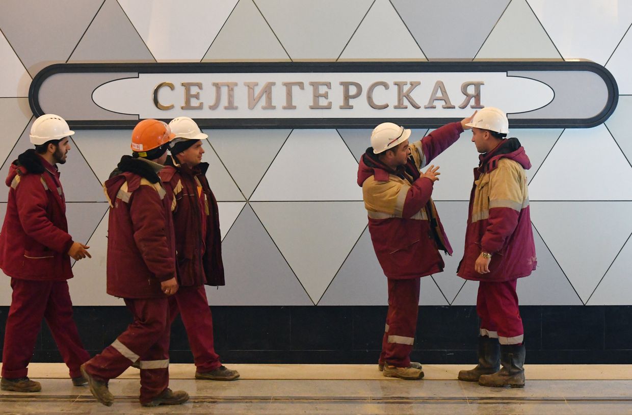 Рабочие на строящейся станции Селигерская Люблинско-Дмитровской линии Московского метрополитена. 9 ноября 2017