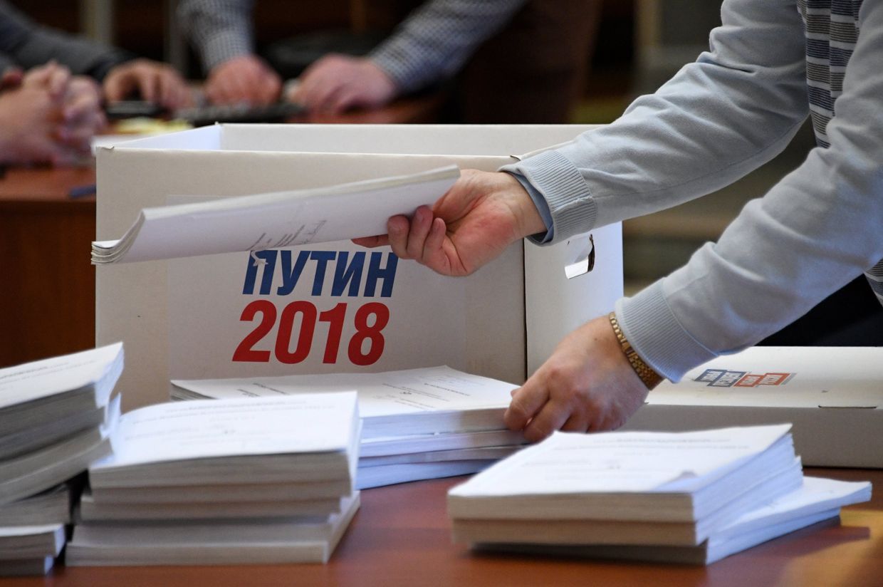 Подписи в поддержку В. Путина на президентских выборах передали в ЦИК РФ
