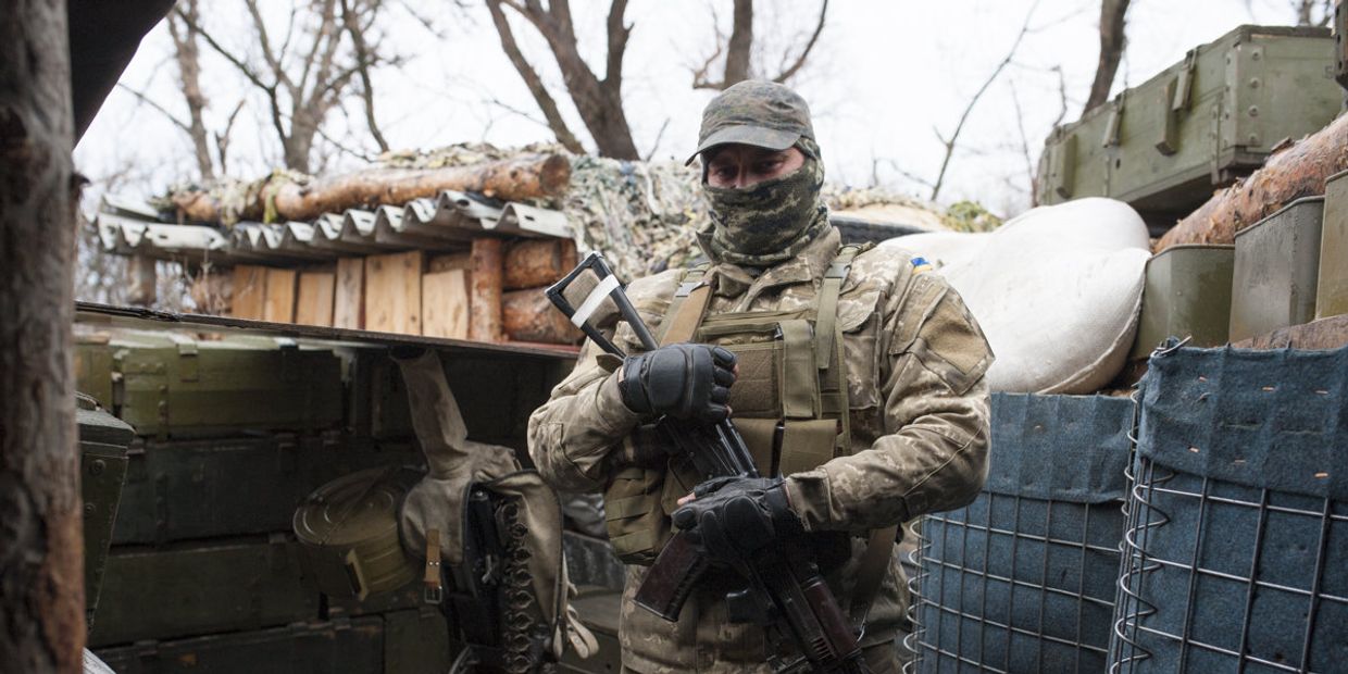 Украинский военнослужащий у границы с оккупированными территориями Украинский военнослужащий у границы с оккупированными территориями
