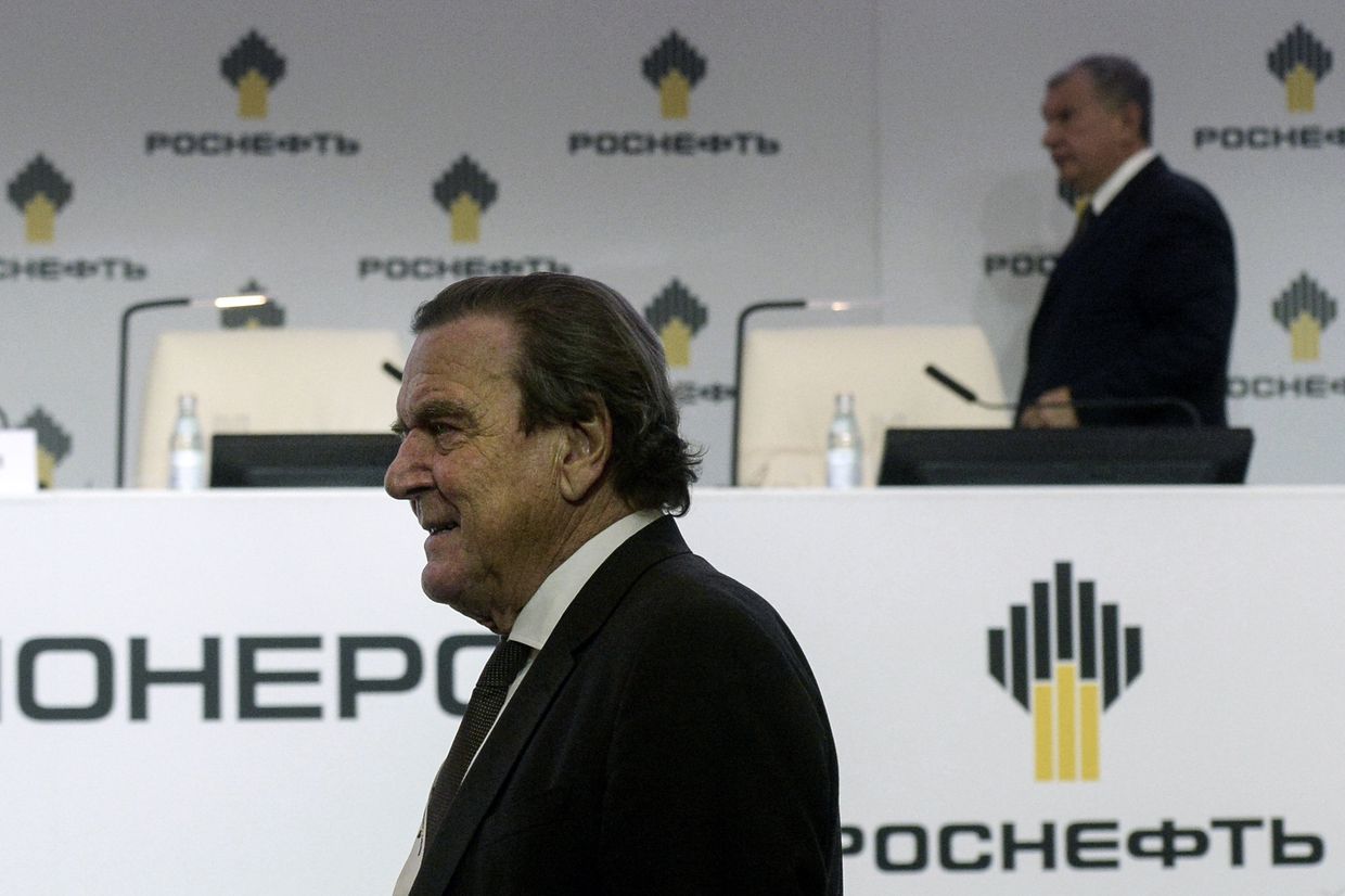 Бывший канцлер Германии Герхард Шредер и глава «Роснефти» Игорь Сечин Бывший канцлер Германии Герхард Шредер и глава «Роснефти» Игорь Сечин