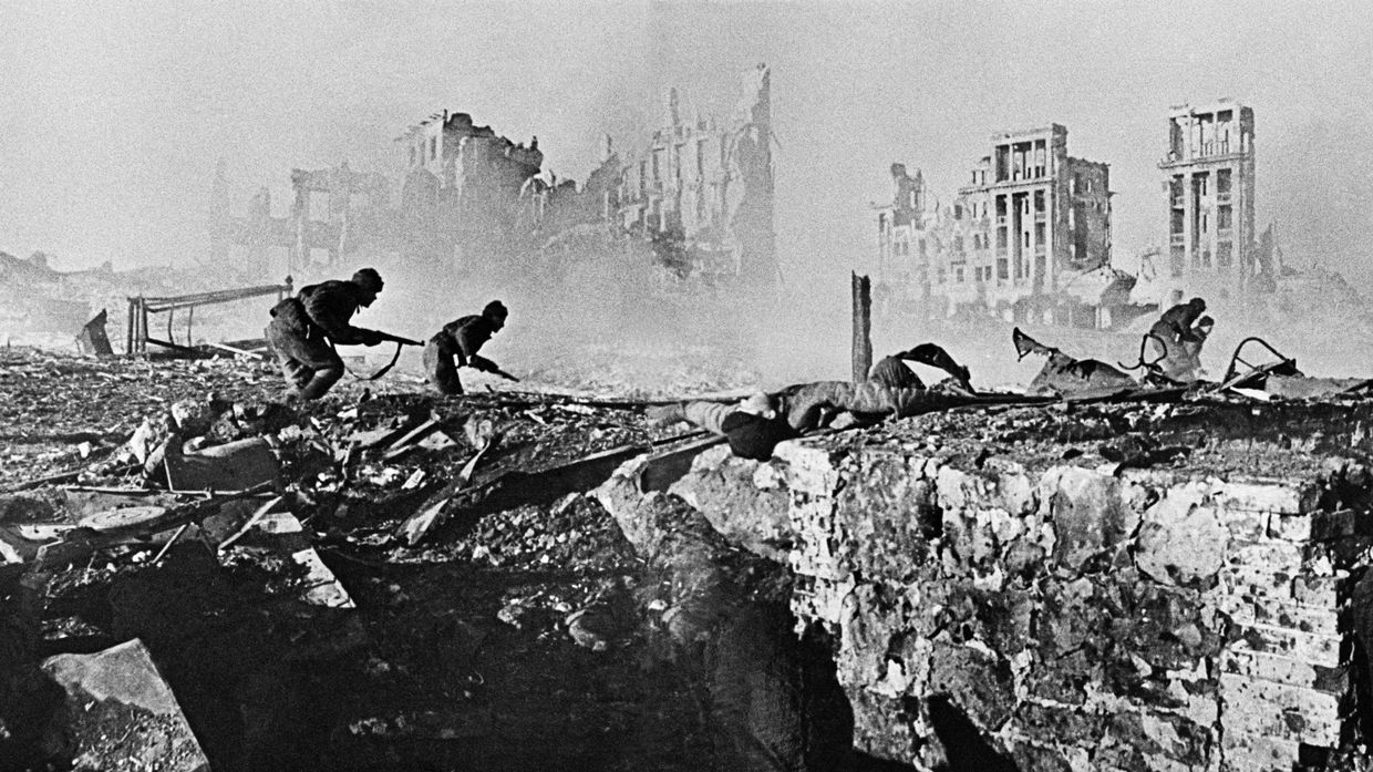 Советские солдаты штурмуют дом в Сталинграде. 1943 год
