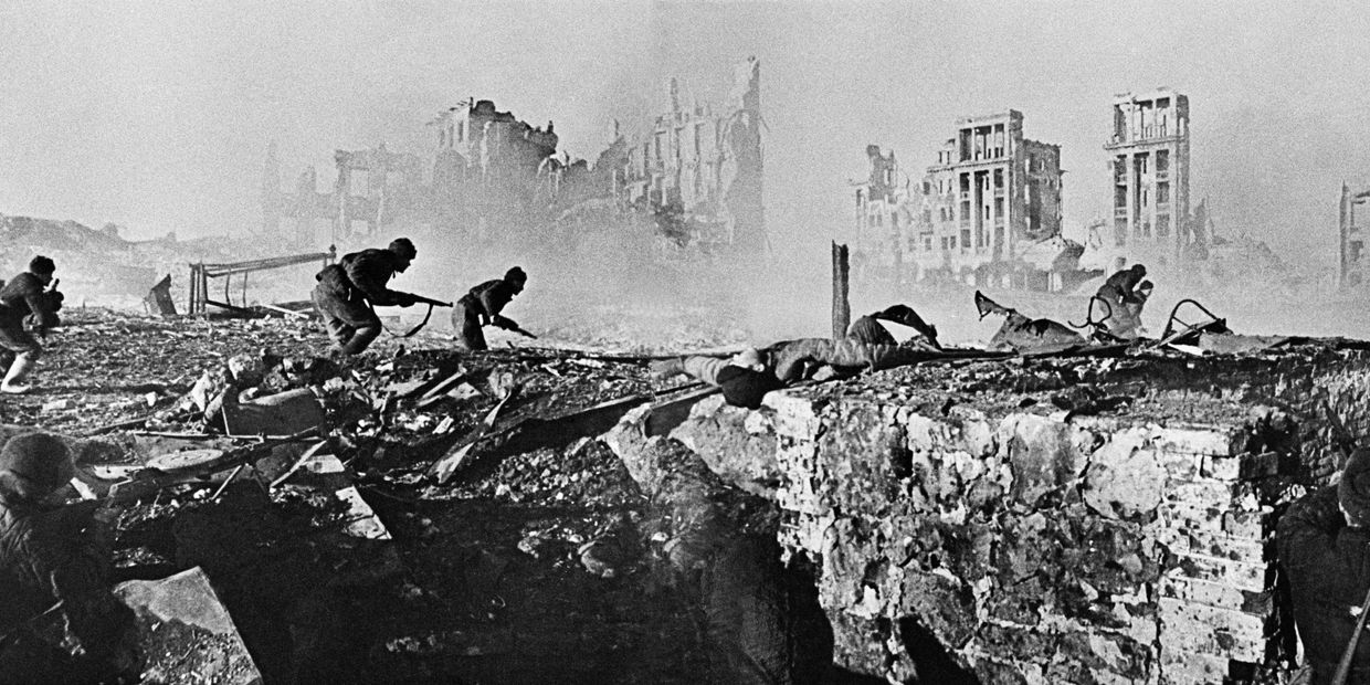 Советские солдаты штурмуют дом в Сталинграде. 1943 год Советские солдаты штурмуют дом в Сталинграде. 1943 год