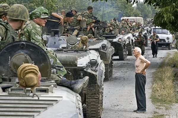 Колонна российских войск, движущихся в место временного лагеря на территории Грузии. Справа - житель Грузии Колонна российских войск, движущихся в место временного лагеря на территории Грузии. Справа - житель Грузии