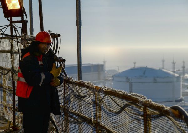 Рабочий на строящемся заводе по производству сжиженного газа Ямал СПГ