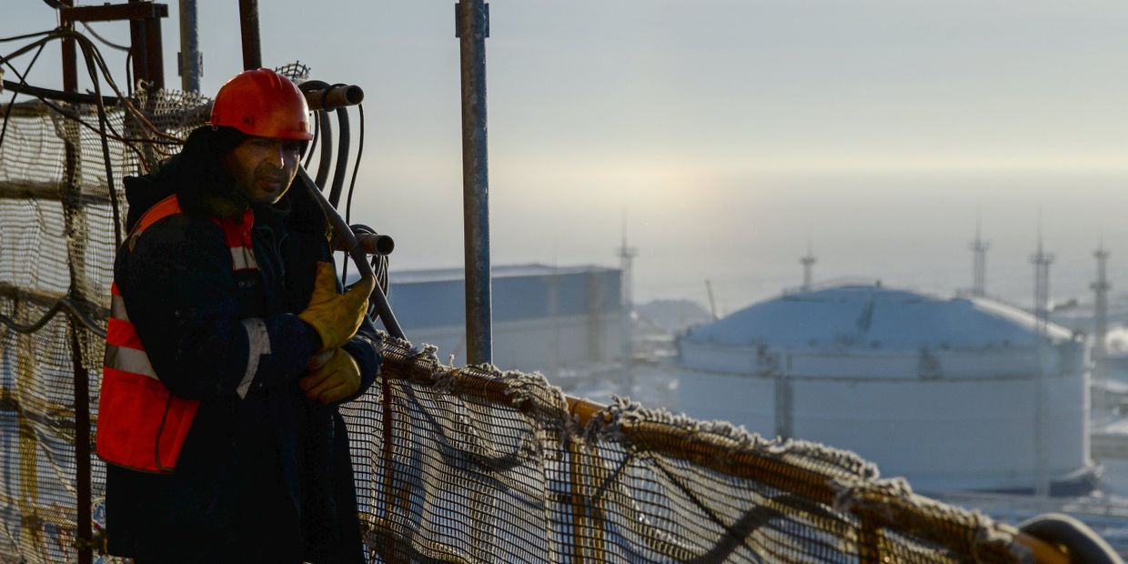 Рабочий на строящемся заводе по производству сжиженного газа Ямал СПГ