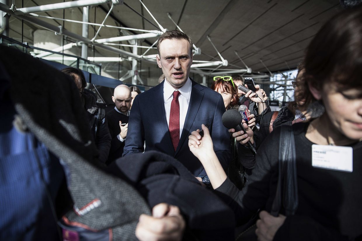 ппозиционер Алексей Навальный покидает европейский суд по правам человека в Страсбурге