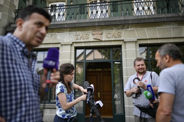 Журналисты у штаб-квартиры Спортивного арбитражного суда (CAS) в Лозанне