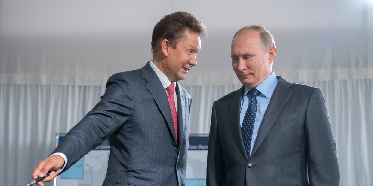Председатель правления ПАО Газпром Алексей Миллер и президент РФ Владимир Путин осматривают макет магистрального газопровода Сила Сибири во время посещения строительной площадки Амурского ГПЗ. 3 августа 2017