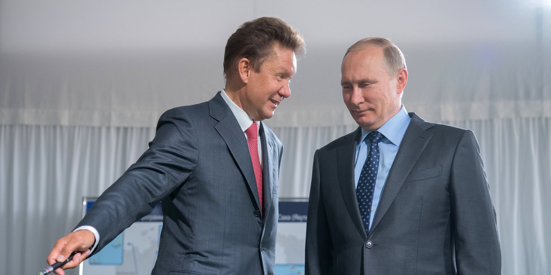 Председатель правления ПАО Газпром Алексей Миллер и президент РФ Владимир Путин осматривают макет магистрального газопровода Сила Сибири во время посещения строительной площадки Амурского ГПЗ. 3 августа 2017 - ИноСМИ, 1920, 08.02.2022