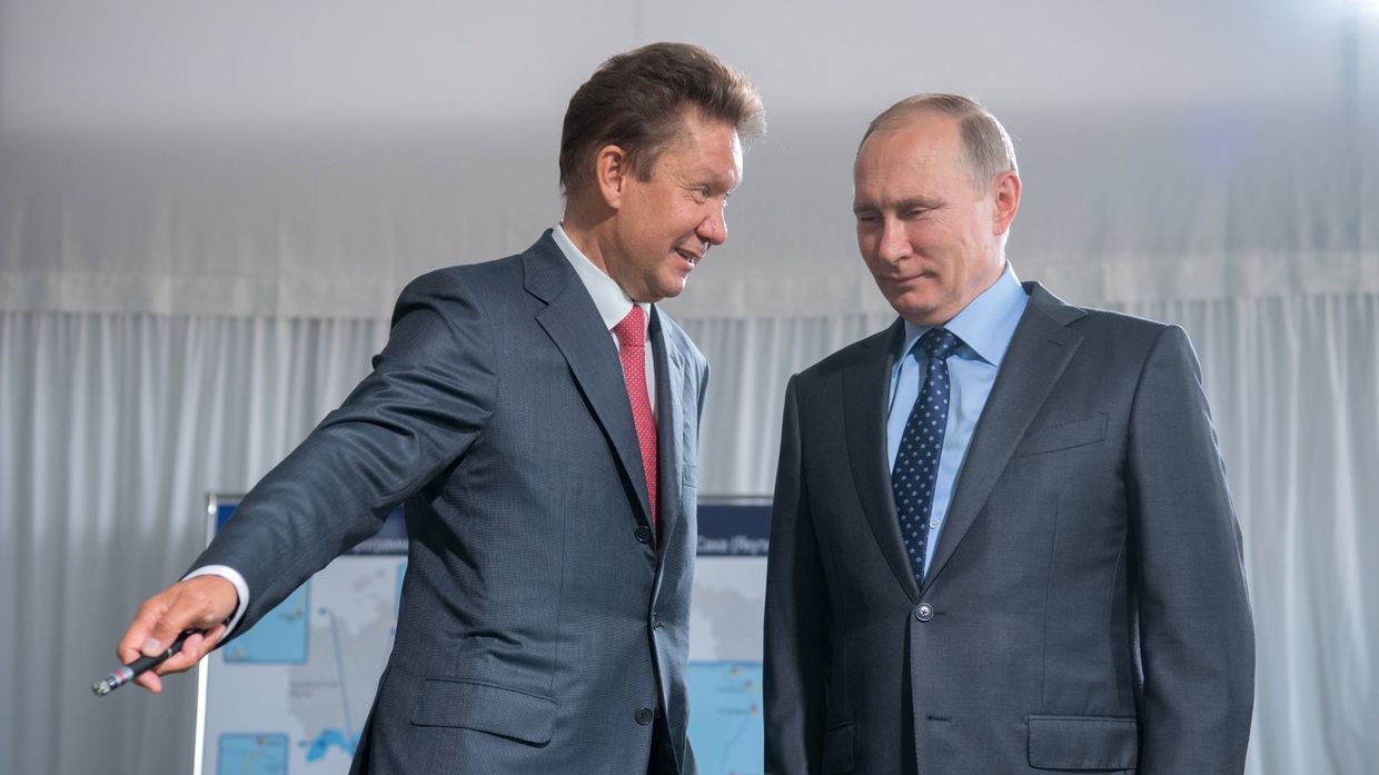 Председатель правления ПАО Газпром Алексей Миллер и президент РФ Владимир Путин осматривают макет магистрального газопровода Сила Сибири во время посещения строительной площадки Амурского ГПЗ. 3 августа 2017