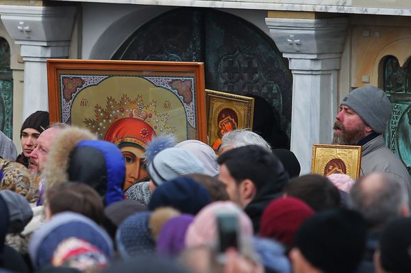 Верующие во время молебна в защиту Владимиро-Ольгиевского храма Десятинного монастыря в Киеве. 3 февраля 2018 Верующие во время молебна в защиту Владимиро-Ольгиевского храма Десятинного монастыря в Киеве. 3 февраля 2018