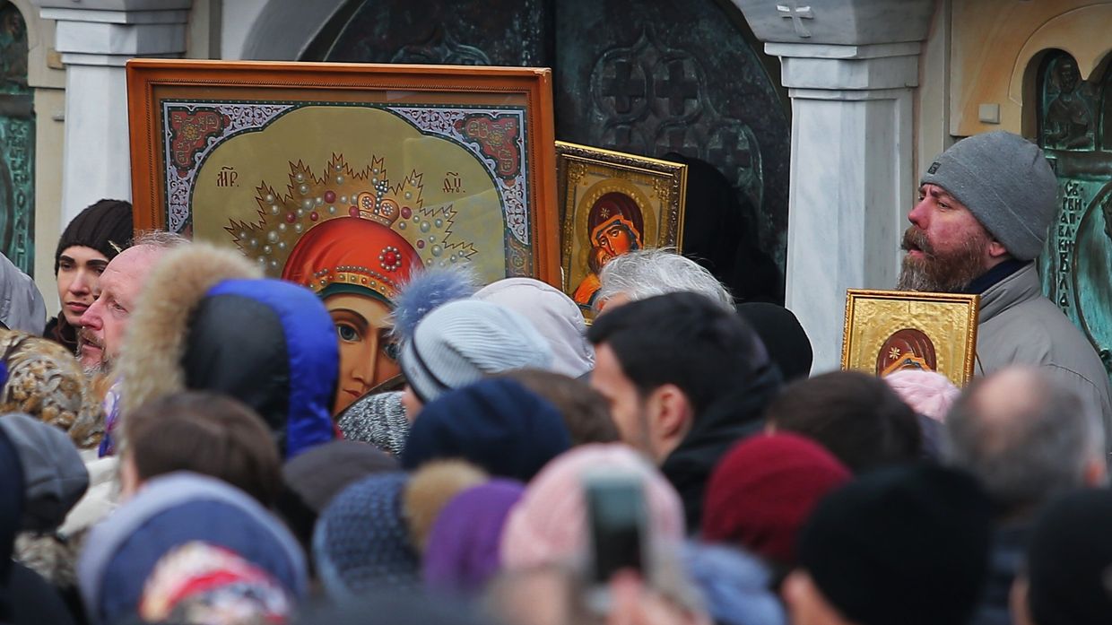 Верующие во время молебна в защиту Владимиро-Ольгиевского храма Десятинного монастыря в Киеве. 3 февраля 2018