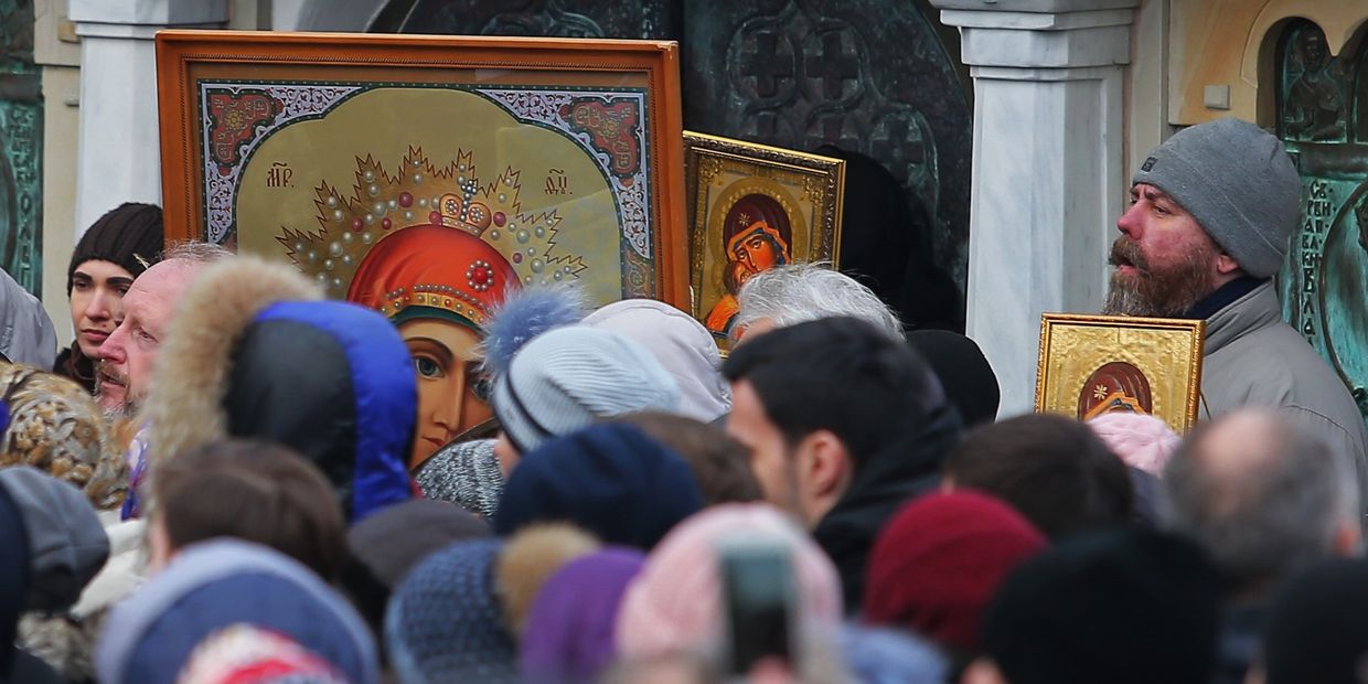 Верующие во время молебна в защиту Владимиро-Ольгиевского храма Десятинного монастыря в Киеве. 3 февраля 2018